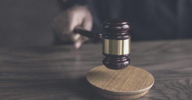 Marteau de juge sur une table en bois