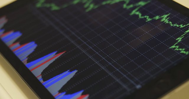 Courbes financières sur une tablette